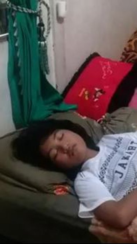 Potret lawas Echa saat berusia 13 tahun yang tidur non stop selama berhari-hari.