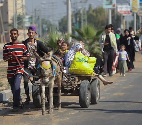 FOTO: Hindari Serangan Darat Israel, Warga Palestina Beramai-ramai Jalan Kaki Puluhan Kilometer Tinggalkan Gaza