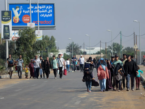 FOTO: Hindari Serangan Darat Israel, Warga Palestina Beramai-ramai Jalan Kaki Puluhan Kilometer Tinggalkan Gaza