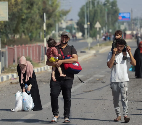 FOTO: Hindari Serangan Darat Israel, Warga Palestina Beramai-ramai Jalan Kaki Puluhan Kilometer Tinggalkan Gaza