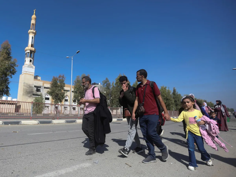 FOTO: Hindari Serangan Darat Israel, Warga Palestina Beramai-ramai Jalan Kaki Puluhan Kilometer Tinggalkan Gaza