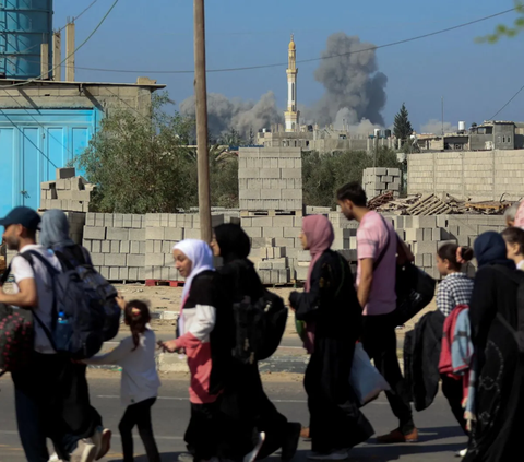 FOTO: Hindari Serangan Darat Israel, Warga Palestina Beramai-ramai Jalan Kaki Puluhan Kilometer Tinggalkan Gaza