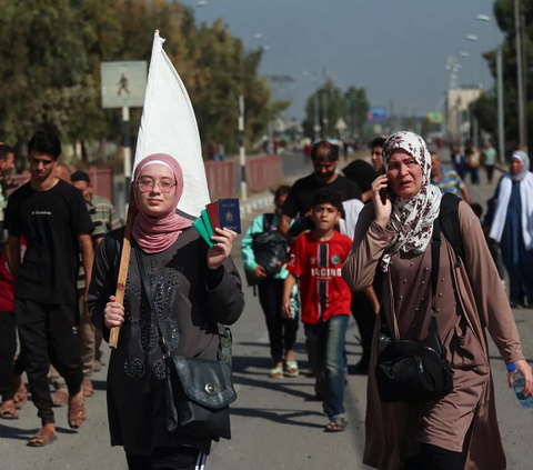 FOTO: Hindari Serangan Darat Israel, Warga Palestina Beramai-ramai Jalan Kaki Puluhan Kilometer Tinggalkan Gaza