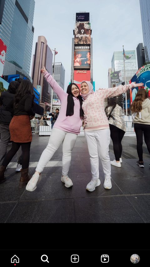 Foto-foto Sus Rini Pengasuh Rayyanza di Times Square New York, Tulis Pesan yang Bikin Terenyuh 'Ya Allah Terima Kasih'