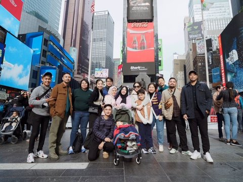 Foto-foto Sus Rini Pengasuh Rayyanza di Times Square New York, Tulis Pesan yang Bikin Terenyuh 'Ya Allah Terima Kasih'