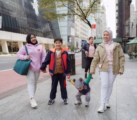 Foto-foto Sus Rini Pengasuh Rayyanza di Times Square New York, Tulis Pesan yang Bikin Terenyuh 'Ya Allah Terima Kasih'