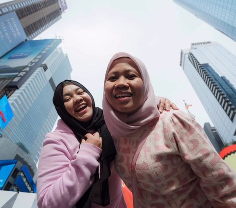 Foto-foto Sus Rini Pengasuh Rayyanza di Times Square New York, Tulis Pesan yang Bikin Terenyuh 'Ya Allah Terima Kasih'