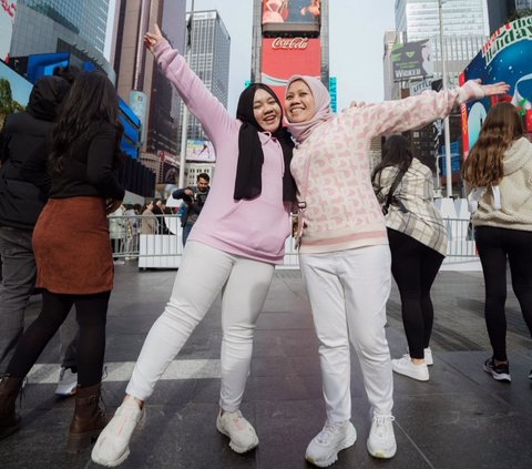 Foto-foto Sus Rini Pengasuh Rayyanza di Times Square New York, Tulis Pesan yang Bikin Terenyuh 'Ya Allah Terima Kasih'