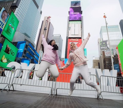 Foto-foto Sus Rini Pengasuh Rayyanza di Times Square New York, Tulis Pesan yang Bikin Terenyuh 'Ya Allah Terima Kasih'