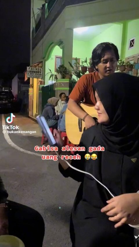 Viral Pengamen Terima Sumbangan Lewat QRIS, Warganet: Tak Bisa Lagi Alasan Gak Ada Uang Receh