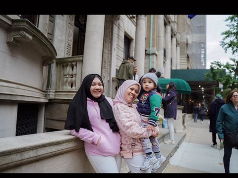 Foto-foto Sus Rini Pengasuh Rayyanza di Times Square New York, Tulis Pesan yang Bikin Terenyuh 'Ya Allah Terima Kasih'