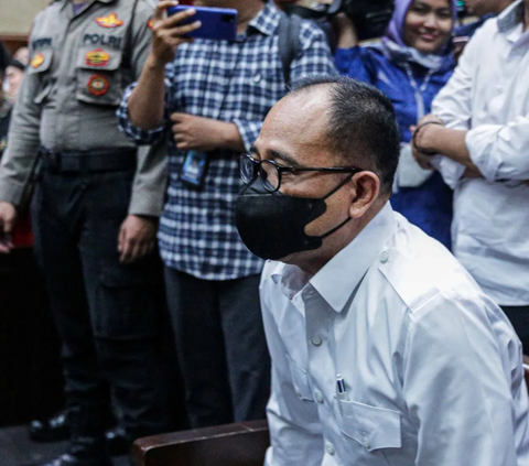 Rafael Alun Trisambodo didakwa menerima gratififikasi dan tindak pidana pencucian uang (TPPU). Dakwaan dibacakan di Pengadilan Tipikor pada Pengadilan Negeri Jakarta Pusat (PN Jakpus)