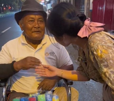 Tetap Jualan Kemoceng Meski Harus Pakai Kursi Roda, Ini Kisah Haru Pak Marmin