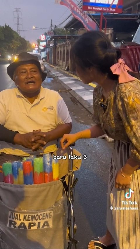 Tetap Jualan Kemoceng Meski Harus Pakai Kursi Roda, Ini Kisah Haru Pak Marmin