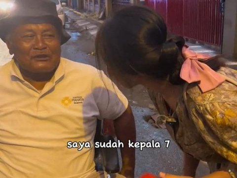 Tetap Jualan Kemoceng Meski Harus Pakai Kursi Roda, Ini Kisah Haru Pak Marmin