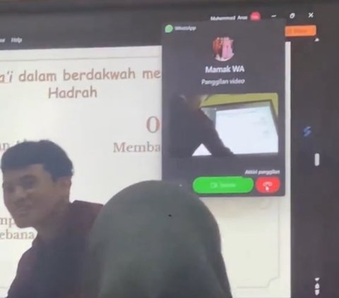 Terima Video Call dari Ibu saat Tengah Presentasi, Reaksi Mahasiswa Ini Tuai Pujian Warganet