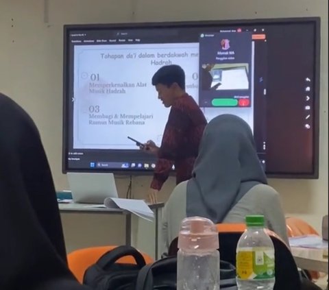 Terima Video Call dari Ibu saat Tengah Presentasi, Reaksi Mahasiswa Ini Tuai Pujian Warganet