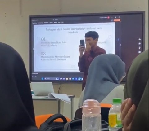 Terima Video Call dari Ibu saat Tengah Presentasi, Reaksi Mahasiswa Ini Tuai Pujian Warganet