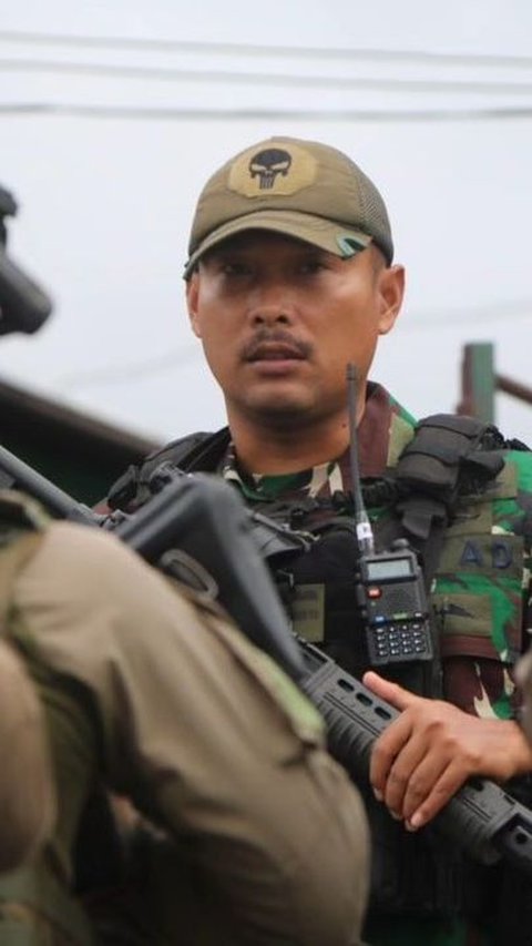 Bang Alex Komandan Pandawa Kostrad Pimpin Pasukan TNI 'Belah' Jalur Berbahaya, Bawa 7 Kendaraan  Lapis Baja <br>