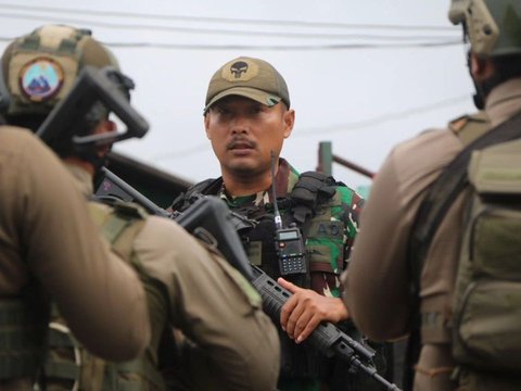 Bang Alex Komandan Pandawa Kostrad Pimpin Pasukan TNI 'Belah' Jalur Berbahaya, Bawa 7 Kendaraan Lapis Baja