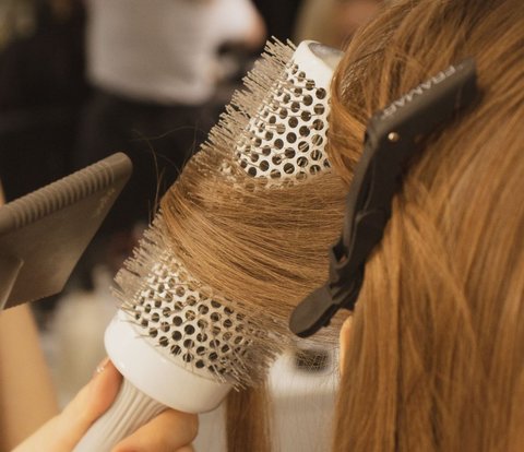 Prevent Tangled Hair When Using a Blowdry Comb with This Method