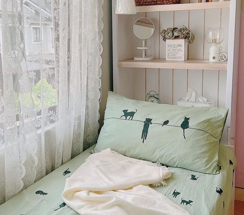 Sweet Minimalist, Portraits of Teenage Girls' Bedroom Decorations