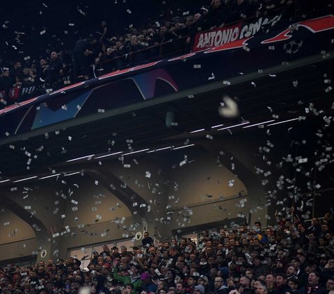 Kiper Paris Saint Germain (PSG), Gianluigi Donnarumma mendapatkan sambutan 'special' saat kembali ke markas mantan klubnya, AC Milan. Momen itu terjadi ketika AC Milan menjamu PSG pada matchday ke-4 Grup F Liga Champions di San Siro, pada Rabu (8/11/2023) WIB.