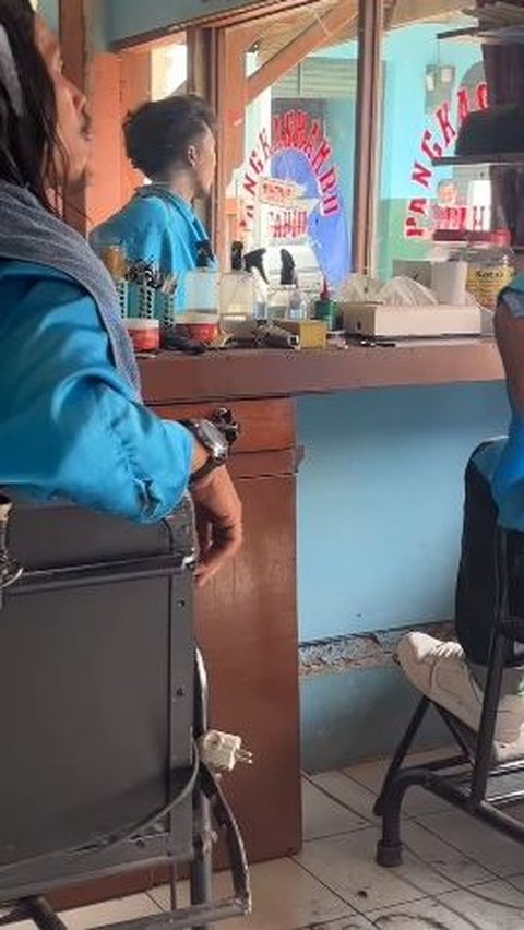 Momen Kocak Tukang Cukur Kabur saat Listrik Mati, Padahal Belum Selesai Potong Rambut Customer