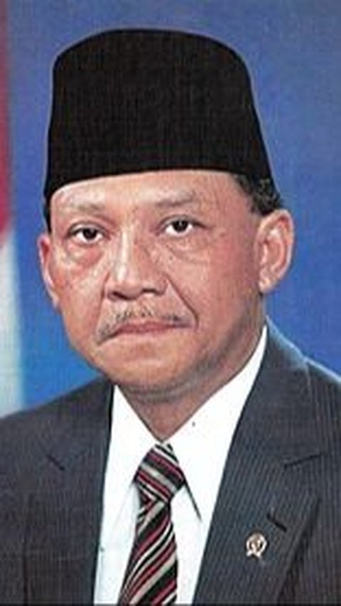 Setelah masa jabatannya sebagai Wakil Presiden selesai, Umar tidak lagi aktif di politik. Umar meninggal dunia pada 21 Maret 2003 di Rumah Sakit Pusat TNI-AD Gatot Soebroto.