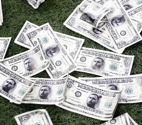FOTO: Aksi Fans AC Milan Lempari Donnarumma dengan Uang Palsu 'Dollarumma