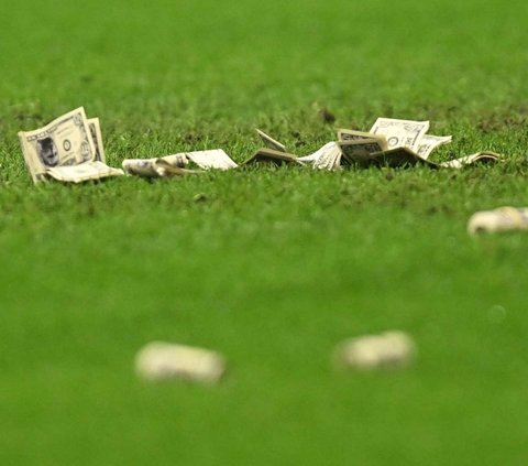 FOTO: Aksi Fans AC Milan Lempari Donnarumma dengan Uang Palsu 'Dollarumma