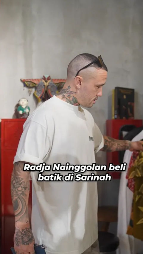 Radja Nainggolan's Moment of Enjoying Batik Shopping at Sarinah, His Style is Totally Local
