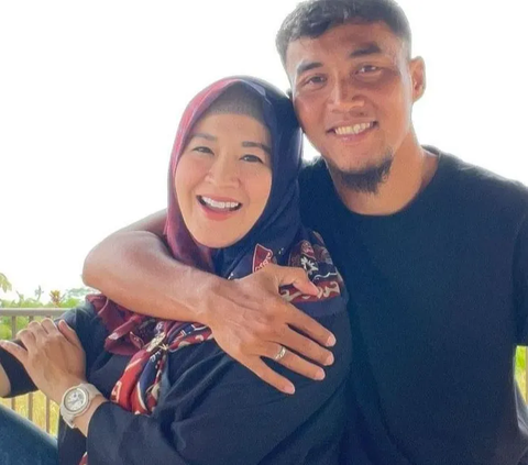 Potret Gunawan Dwi Cahyo Suami Okie Agustina, Pesepakbola Ganteng dan Dikenal Family Man