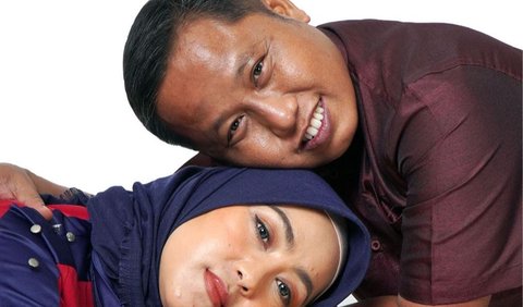 Komedian Narji adalah salah satu artis Indonesia yang menikah dengan seorang pramugari.