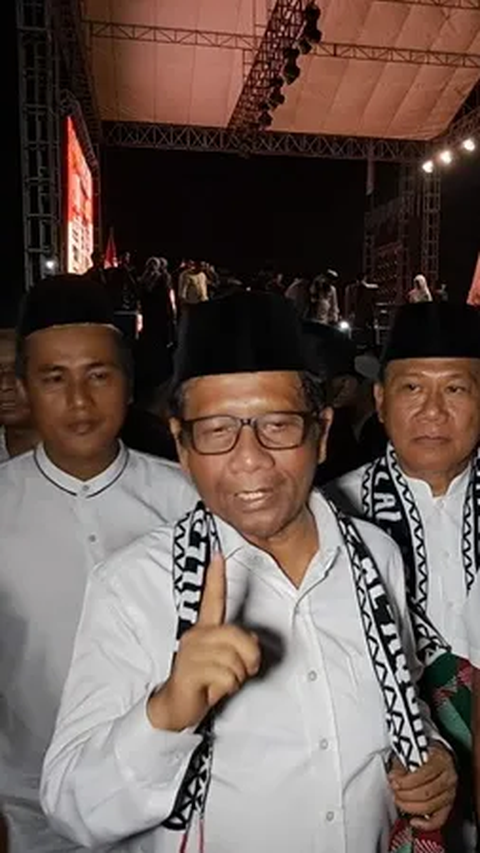 Mahfud Minta Masyarakat Awasi Anwar Usman Usai Dipecat dari Ketua MK karena Langgar Etik Berat<br>