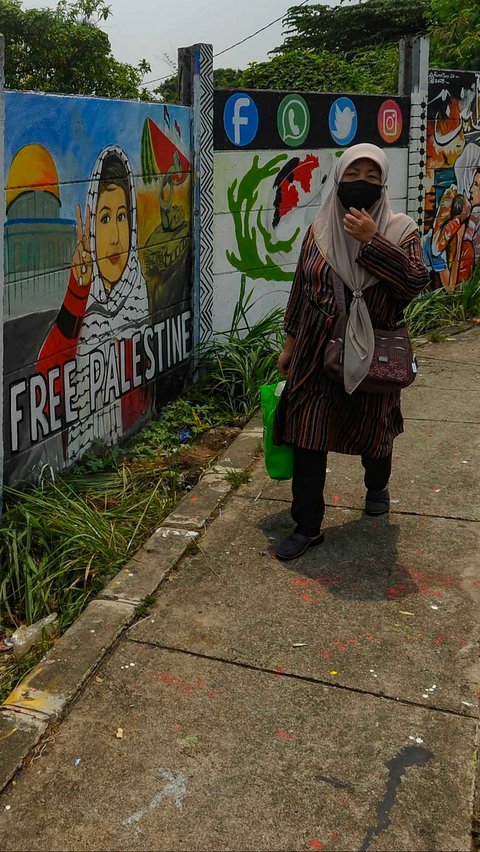 Dukungan untuk Palestina tak hanya datang dari aksi-aksi damai yang digelar di pusat kota, tetapi juga menggema lewat warna-warni lukisan pada tembok atau mural. Merdeka.com/Arie Basuki