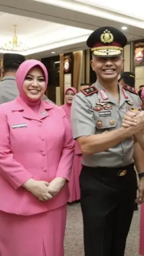 Melalui akun media sosial miliknya, Hendro Pandowo mengunggah momen perayaan ulang tahun sang istri. <br>