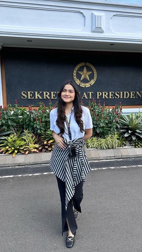 Melansir dari laman Linkeidnnya, pemilik nama lengkap Natasya Regina Hallatu ini bekerja di Kantor Staf Presiden Republik Indonesia.