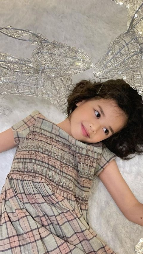 7 Potret Clover Anak Renata Kusmanto dan Fachri Albar, Cantik dan Berbakat Jadi Model<br>