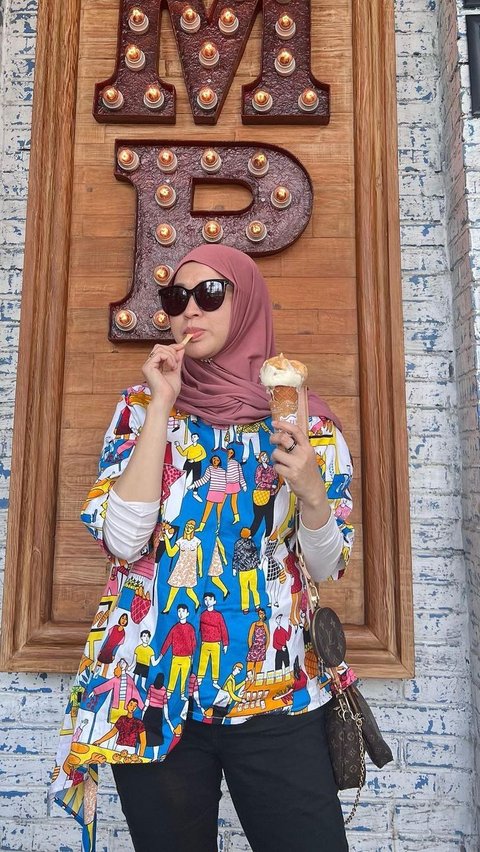 3 Gaya Hijab Stylish Okie Agustina, Tetap Memesona di Usia 40