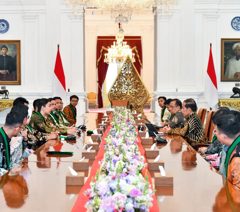 Presiden Joko Widodo atau Jokowi menerima kunjungan Pengurus Besar Himpunan Mahasiswa Islam (PB HMI) di Istana Merdeka, Jakarta. 