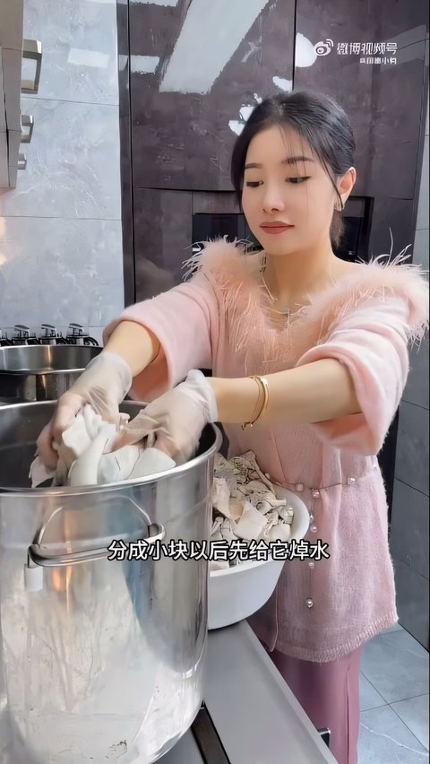 Content Slave! Food Vlogger Cooks Crocodile like Fried Chicken, Criticisms Responded by Blaming Others