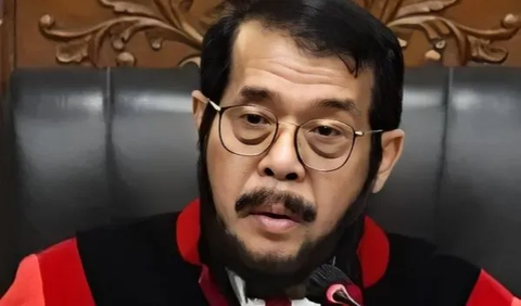 Selanjutnya, Anwar Usman dan seluruh hakim konstitusi terbukti tidak menjaga keterangan atau informasi rahasia dalam rapat permusyawaratan hakim yang bersifat tertutup.