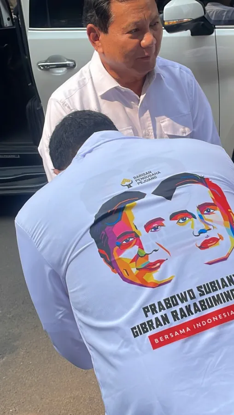 Berbaju Prabowo-Gibran, Bobby Nasution Membungkuk Cium Tangan Prabowo<br>