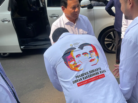 Berbaju Prabowo-Gibran, Bobby Nasution Membungkuk Cium Tangan Prabowo