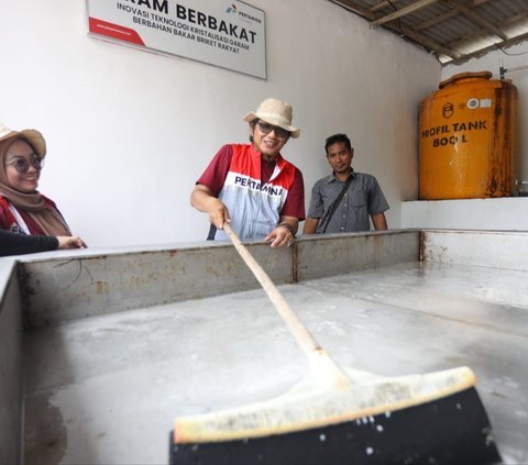 Sedangkan pada tahun 2023, melalui inovasi yang telah dikembangkan untuk meningkatkan kuantitas produksi garam rakyat nyatanya telah berhasil meningkatkan produksi garam mencapai 54 ton.<br>