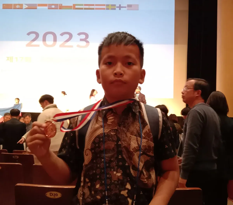 Hidup Miskin Tak Hambat Prestasi, Bocah SD Anak Satpam Ini Buktikan jadi Juara Sains di Korsel