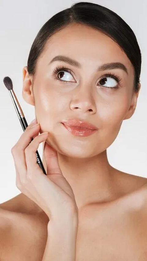 Dengan gaya clean makeup look yang simpel dan efisien, tak heran jika tren ini terus menjadi favorit di kalangan beauty enthusiast.