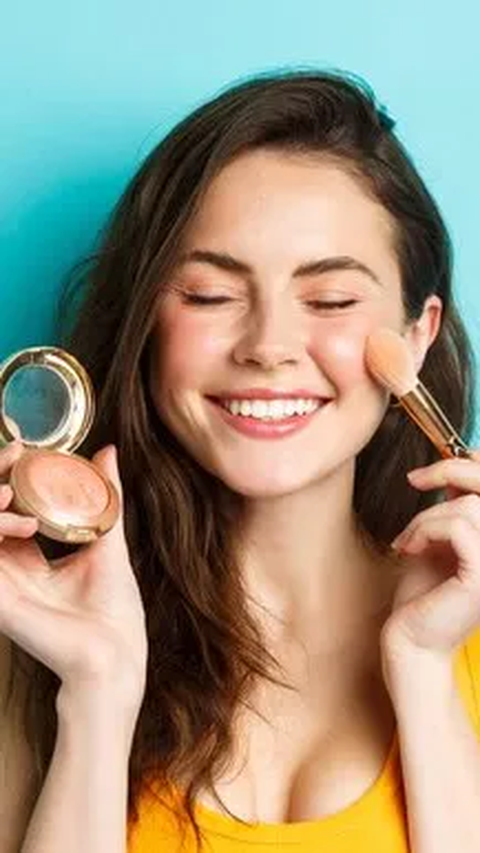 Jadi, jangan ragu untuk mencoba dan eksperimen dengan clean girl makeup agar tampilan naturalmu semakin menonjol di tengah keramaian media sosial. 