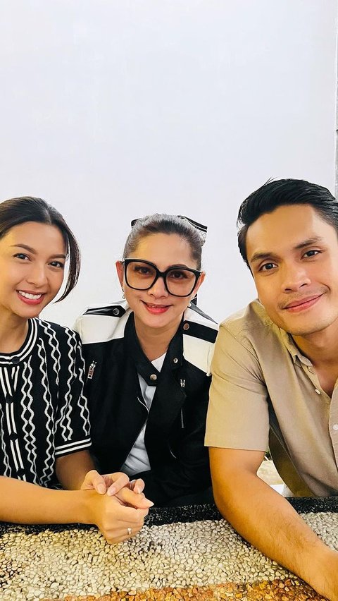 Di luar syuting, kebersamaan Cut Keke, Alisia Rininta dan Randy Pangalila bak keluarga.